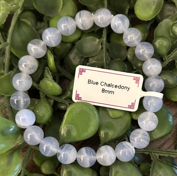 Ce bracelet en calcédoine bleue vous amènera à la préhistoire ou sa pierre était déjà utilisée. Elle possède la force de tempérer votre tristesse