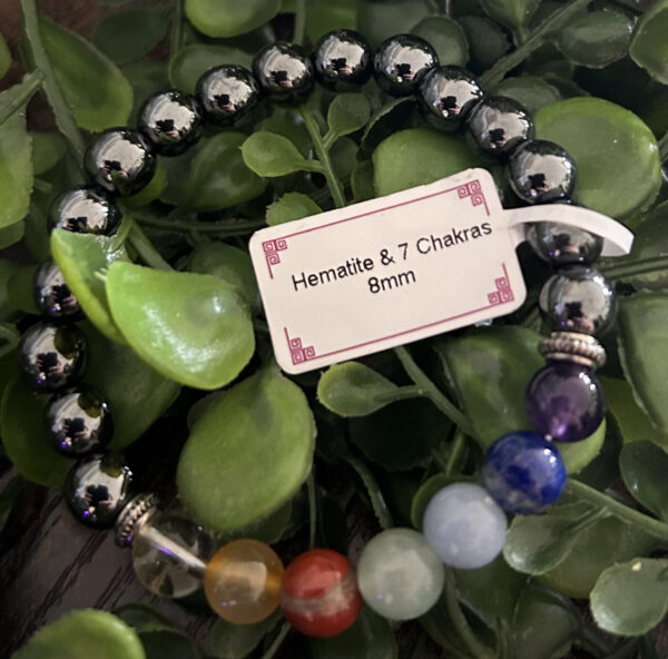 Ce bracelet en hématite est relié aux perles qui sont la représentation des 7 chakras principaux. Le but est de vous soutenir dans vos communications