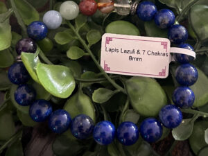 Ce bracelet sera renforcé en lithothérapie par le lapis lazuli qui est relié aux Sumériens. Le lapis lazuli vous aidera à vaincre la peur et les doutes.