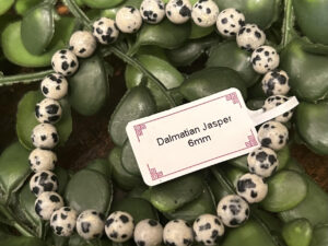 Ce bracelet en jaspe dalmatien sera parfait si vous souhaitez équilibrer vos énergies entre positif et négatif.