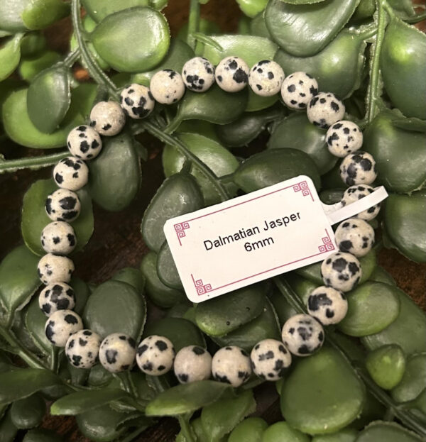 Ce bracelet en jaspe dalmatien sera parfait si vous souhaitez équilibrer vos énergies entre positif et négatif.