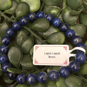 Ce bracelet en lapis lazuli saura vous protéger comme amulette, et vous aidera à vaincre la peur et les doutes.