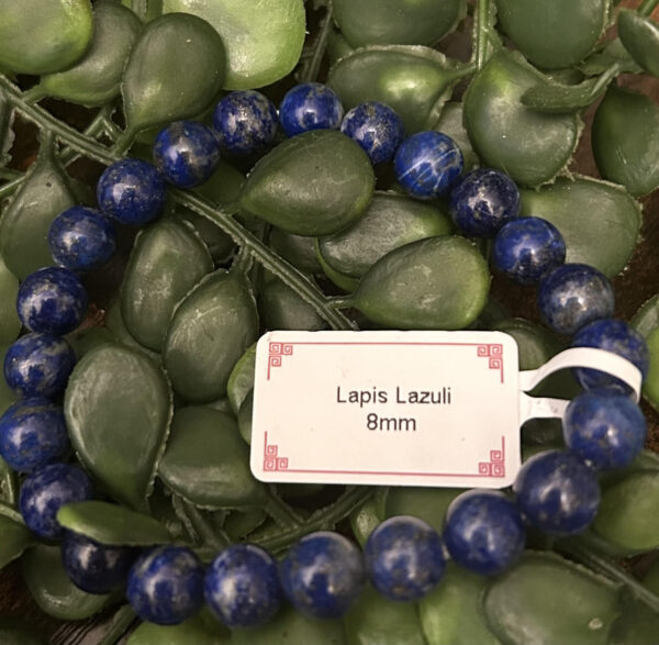 Ce bracelet en lapis lazuli saura vous protéger comme amulette, et vous aidera à vaincre la peur et les doutes.