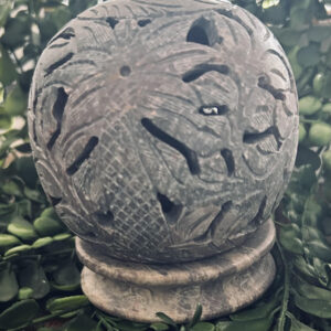 Ce bougeoir en pierre globe a été fabriqués en Inde. Il est en pierre naturelle de stéatite (soap stone garantie véritable)