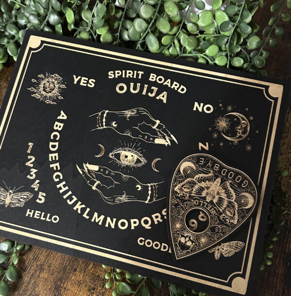 Cette planche ouija en bois naturel fera votre bonheur lors de vos pratiques ésotériques. Les origines de la ouija sont très anciennes