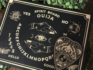 Cette planche ouija en bois naturel fera votre bonheur lors de vos pratiques ésotériques. Les origines de la ouija sont très anciennes