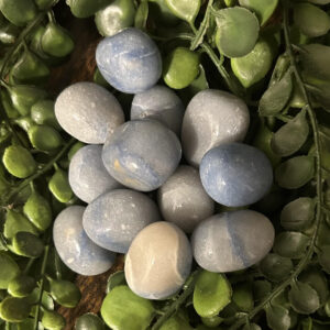 La majorité des aventurines bleues sont originaires d'Inde (Mysore et Chennai). Les matériaux sont sculptés en perles et en figurines sacrées.