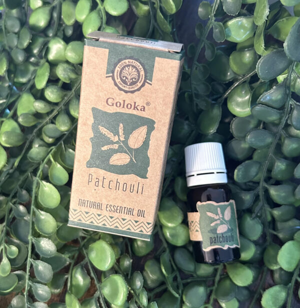 Cette huile essentielle de patchouli est utilisé lors de certains sabbats ou durant des soirées romantiques, à la saint valentin par exemple.