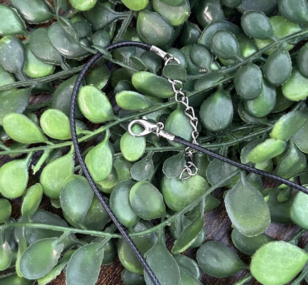 Ces cordons sont destinés à vos pendentifs qui ne sont pas accompagnés de collier. Ils sont également utilisés pour la création de bijoux fantaisies.