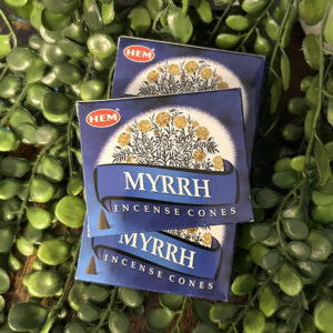 Avec cet encens à la myrrhe, protégez votre maison en faisant venir l'improbable. Tout peut arriver. Ces cônes vous détendront avant de vous endormir.