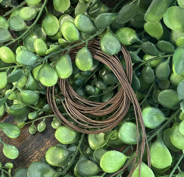 Fil en coton marron. Longueur : 4.5 mètres. Vendu à l’unité, destiné à la création ou à l’adaptation de bijoux. Manié pour le bricolage ésotérique