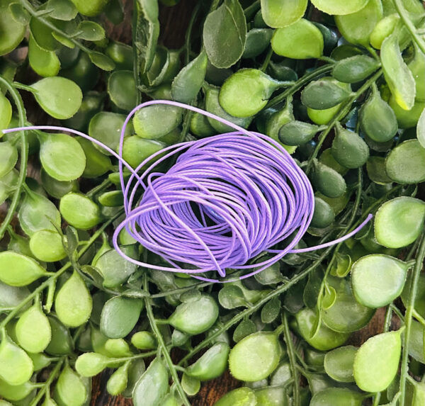 Ces fils en coton violets sont destinés à la création ou à l’adaptation de bijoux. Ils sont également maniés dans le cadre du bricolage ésotérique