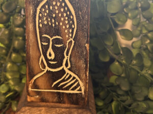 Ce porte encens en bois est un classique de la culture Indienne. Dans l’ambiance bouddhiste, Bouddha y figure, divinité sacré