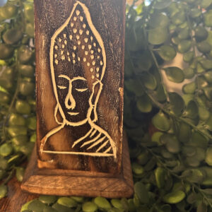 Ce porte encens en bois est un classique de la culture Indienne. Dans l’ambiance bouddhiste, Bouddha y figure, divinité sacré