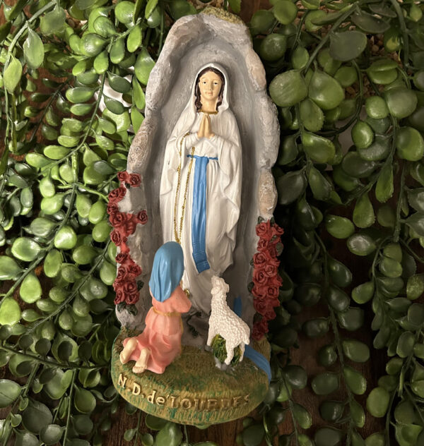 Nos statues de Notre Dame de Lourdes sont en résine. Hauteur 20cm. Notre Dame de Lourdes est l'autre nom de la Vierge Marie chez les Catholiques