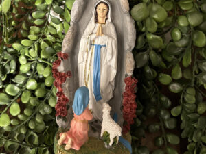 Nos statues de Notre Dame de Lourdes sont en résine. Hauteur 20cm. Notre Dame de Lourdes est l'autre nom de la Vierge Marie chez les Catholiques