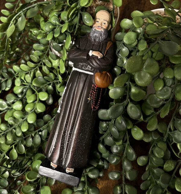 Padre pio est connu pour avoir été marqué de stigmates puis, touché par des phénomènes d'ordres mystiques. Statue en résine