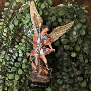 Saint Michel Archange est l'un des sept archanges principaux chez les Chrétiens. Il est présent à la fin des temps en terrassant le Diable