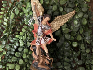Saint Michel Archange est l'un des sept archanges principaux chez les Chrétiens. Il est présent à la fin des temps en terrassant le Diable
