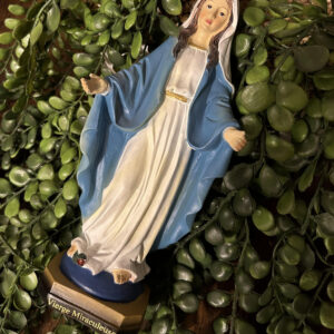 La Vierge Miraculeuse n'est autre que Marie, mère de Jésus de Nazareth. On raconte qu'en ces thermes, cette statue est une protection