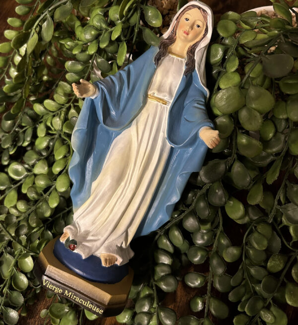 La Vierge Miraculeuse n'est autre que Marie, mère de Jésus de Nazareth. On raconte qu'en ces thermes, cette statue est une protection