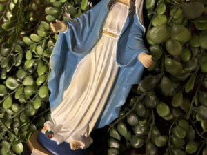 La Vierge Miraculeuse n'est autre que Marie, mère de Jésus de Nazareth. On raconte qu'en ces thermes, cette statue est une protection