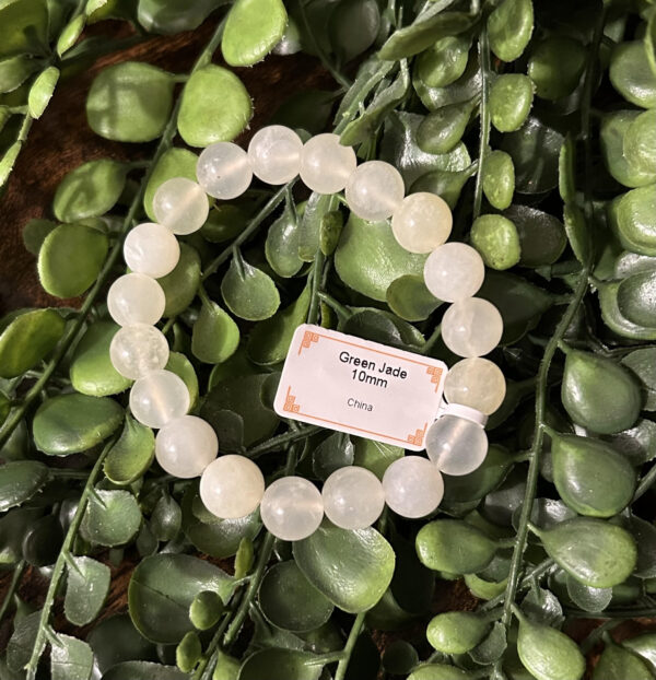 Avec ce bracelet, vous aurez de la magie sur vous ! La pierre de jade a un caractère sacré dans les tribus Amérindiennes. Elle éloigne les mauvais esprit