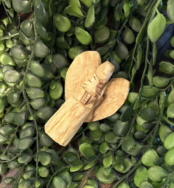 Ces anges en Palo Santo cumulent deux croyances. En plus de leur aspect angélique, le Palo Santo a toujours été utilisé par les chamans