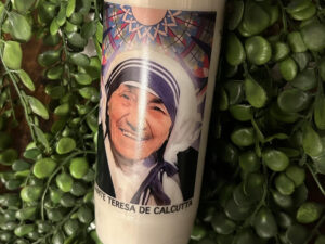 Ces neuvaines vous permettront de faire honneur à Sainte Teresa de Calcutta. Cette bougie encourage à la participation collective pour les croyants