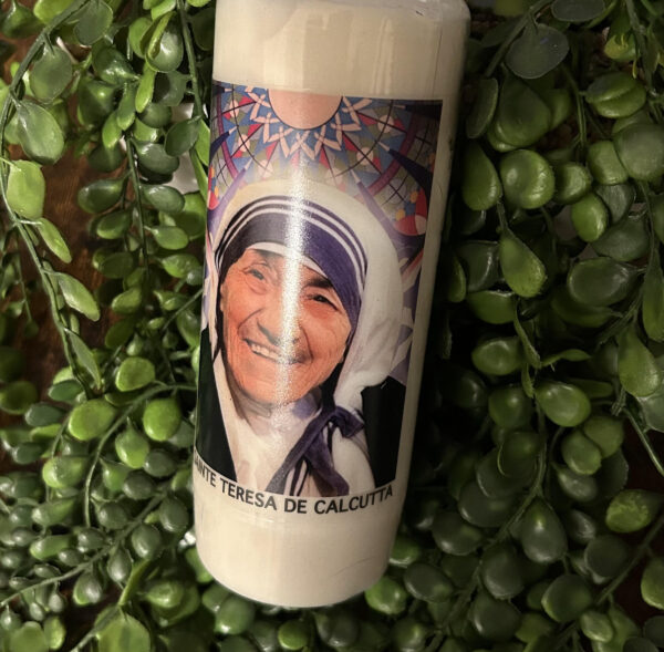 Ces neuvaines vous permettront de faire honneur à Sainte Teresa de Calcutta. Cette bougie encourage à la participation collective pour les croyants