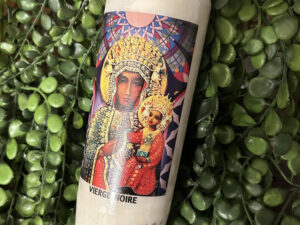 Ces neuvaines vous permettront de faire honneur à la Vierge noire. Sa prière est orientée vers la Vierge Marie. Cette bougie en appelle à réclamer son amour