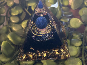 Cette orgonite pyramidale améliore l'énergie. Les fans pourront profiter de celle-ci pour la richesse et la prospérité, la chance et la positivité.