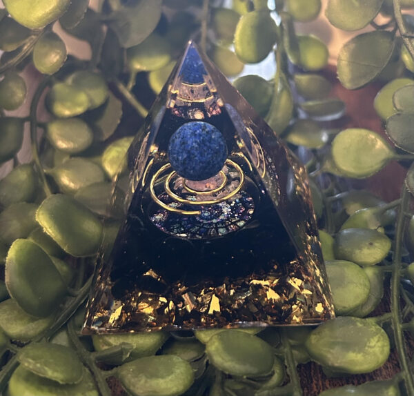 Cette orgonite pyramidale améliore l'énergie. Les fans pourront profiter de celle-ci pour la richesse et la prospérité, la chance et la positivité.