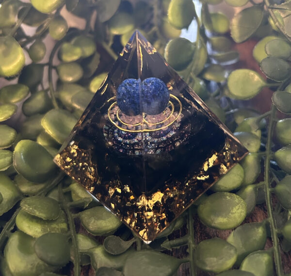 Cette orgonite pyramidale améliore l'énergie. Les fans pourront profiter de celle-ci pour la richesse et la prospérité, la chance et la positivité.