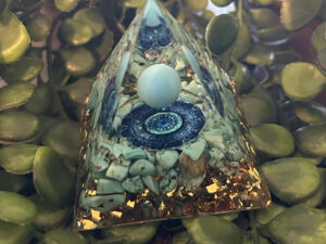 Cette orgonite pyramidale apporterait chance et positivité avec sa touche de bleu glacial qui nous rappelle les couleurs du ciel.