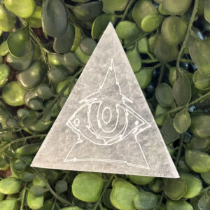 Ces triangles, ornées de leur œil d'Horus sont une protection mais aussi une aide à la clairvoyance lorsqu'elle celle-ci est cuicuitée.