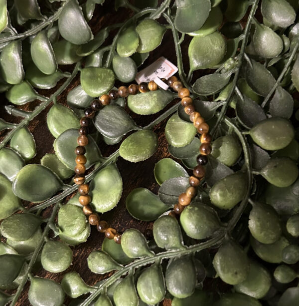 Ce bracelet en œil-de-tigre est une protection, il fait office de talisman et reste très sensible aux effets de la lune qui renforce son pouvoir.