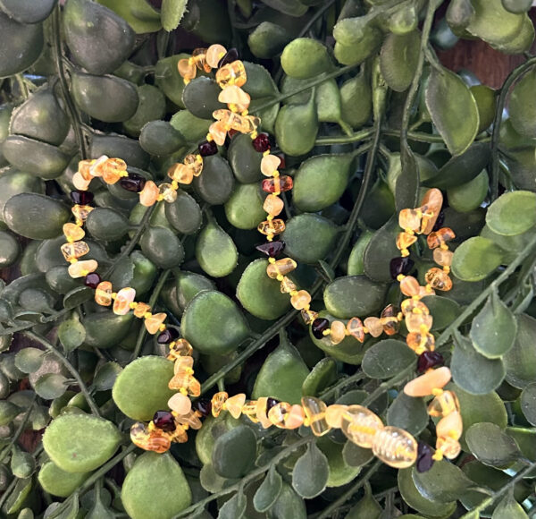 Ce collier d'ambre a un lien particulier avec l'électricité. Les Étrusques enterraient leurs défunts avec de l'ambre qui représentait la vie après la mort