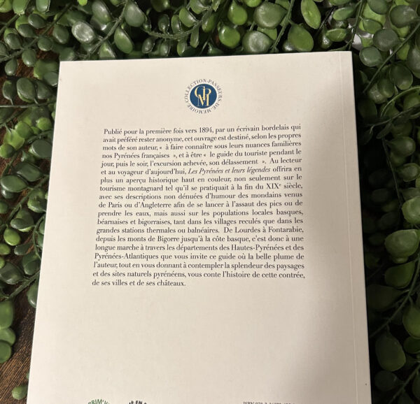 Aux voyageurs d'aujourd'hui, cet ouvrage offrira un aperçu historique haut en couleur sur les populations, les châteaux et les villes Pyrénéennes.