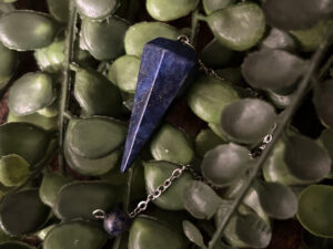 Besoin d'une amulette en pratiquant la radiesthésie ? Ce pendule conique en lapis lazuli sera Parfait. Le lapis lazuli est considéré comme une pierre sacrée