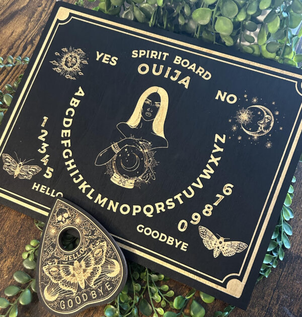 Les origines de la ouija sont très anciennes et celle-ci pourra faire votre bonheur. Planche femme Wicca en bois naturel, goutte incluse