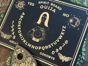 Les origines de la ouija sont très anciennes et celle-ci pourra faire votre bonheur. Planche femme Wicca en bois naturel, goutte incluse
