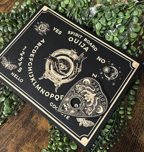 Cette planche ouija fera votre bonheur lors de vos pratiques ésotériques. Contrairement aux idées reçues, la ouija est un support comme un autre.