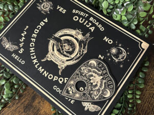 Cette planche ouija fera votre bonheur lors de vos pratiques ésotériques. Contrairement aux idées reçues, la ouija est un support comme un autre.