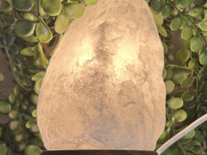 Grâce à son éclairage, cette lampe en cristaux de sel blancs saura créer une ambiance chaleureuse dans votre maison. Livrée avec ampoule, kit électrique