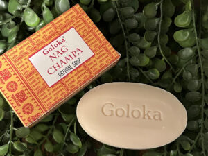 Savonnette Goloka Nag Champa. 75 grammes, vendue à l’unité. Provenance: Inde. Produit 100 % naturelles, biologiques et éthiques.