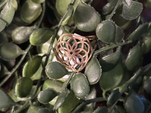 Cette bague lotus est un symbole de reconnaissance et de force. Il est le pouvoir de l'esprit sur le corps. Matière : Inox plaquée Or