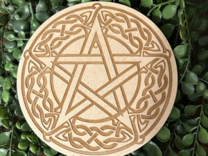 Les plaques en bois pentagramme est une protection et fait parfois office de sceau durant des cérémonies. Accompagné de cristaux