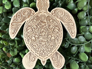 Les plaques en bois tortue sacrée est un porte-bonheur. La tortue a toujours eu le visage de celle qui porte le monde comme elle porte sa carapace