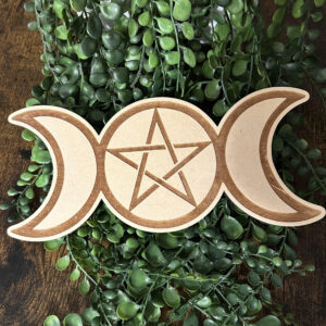 Les plaques en bois triple lune peuvent être utiles pour recharger pierres et autres bijoux. Symbole important en particulier dans la wicca